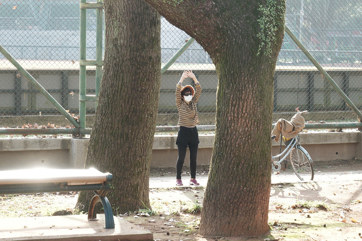 一位民眾戴著口罩在公園運動。 圖：張良一/攝
