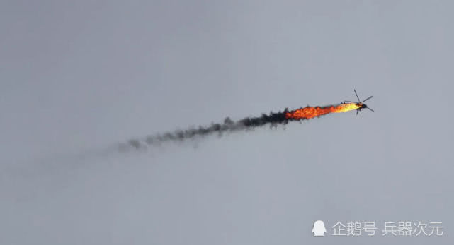 敘利亞的直升機在空中被土耳其F16戰機轟中，當場起火燃燒，機上士兵全數遇難。 圖：翻攝自微信