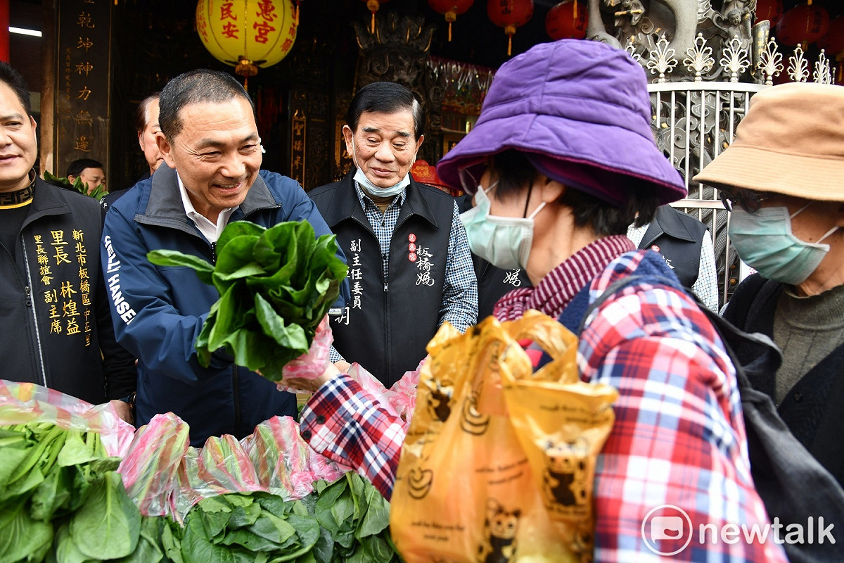 侯友宜鼓勵民眾多吃蔬菜，助農友度過疫情衝擊造成的損失。 圖：林昀真／攝