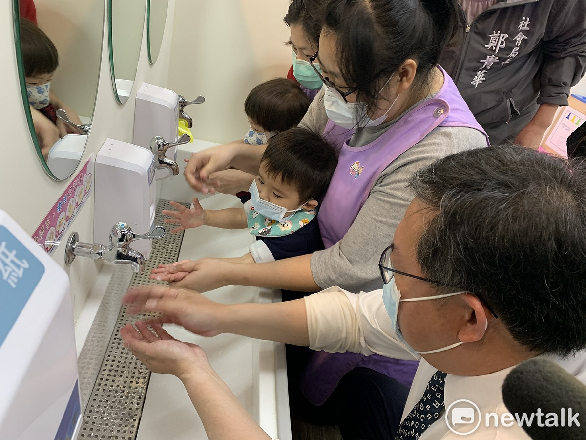 鄭文燦和公托中心幼童一起洗手。 圖：林昀真/攝