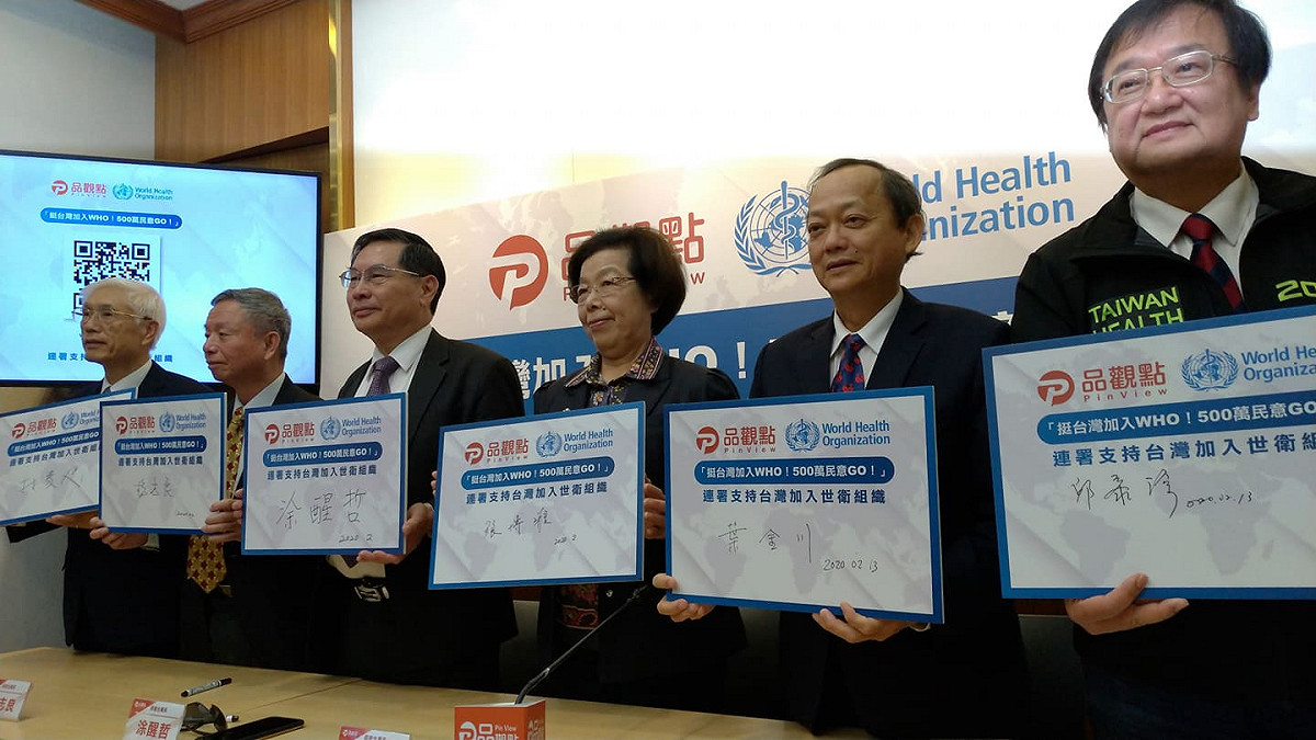 林奏延(右起)、楊志良、涂醒哲、張博雅、葉金川、邱泰源簽下大名連署。 圖:陳佩君/攝