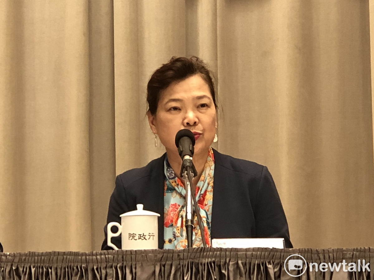 經濟部次長王美花今（13）天在行政院會後記者會中宣布，口罩禁止出口和徵用都將延長到4月底。 圖：謝莉慧/攝