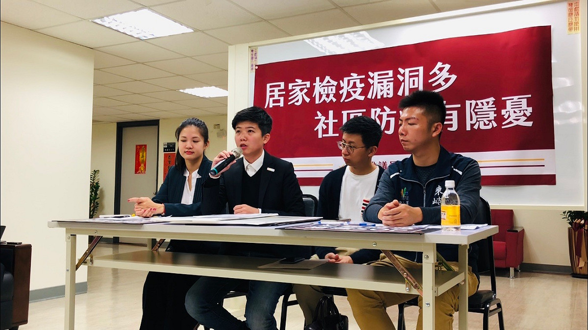 台北市議員苗博雅、林亮君、邱威傑今召開「居家檢疫漏洞多 社區防疫有隱憂」記者會。 圖：苗博雅辦公室 / 提供