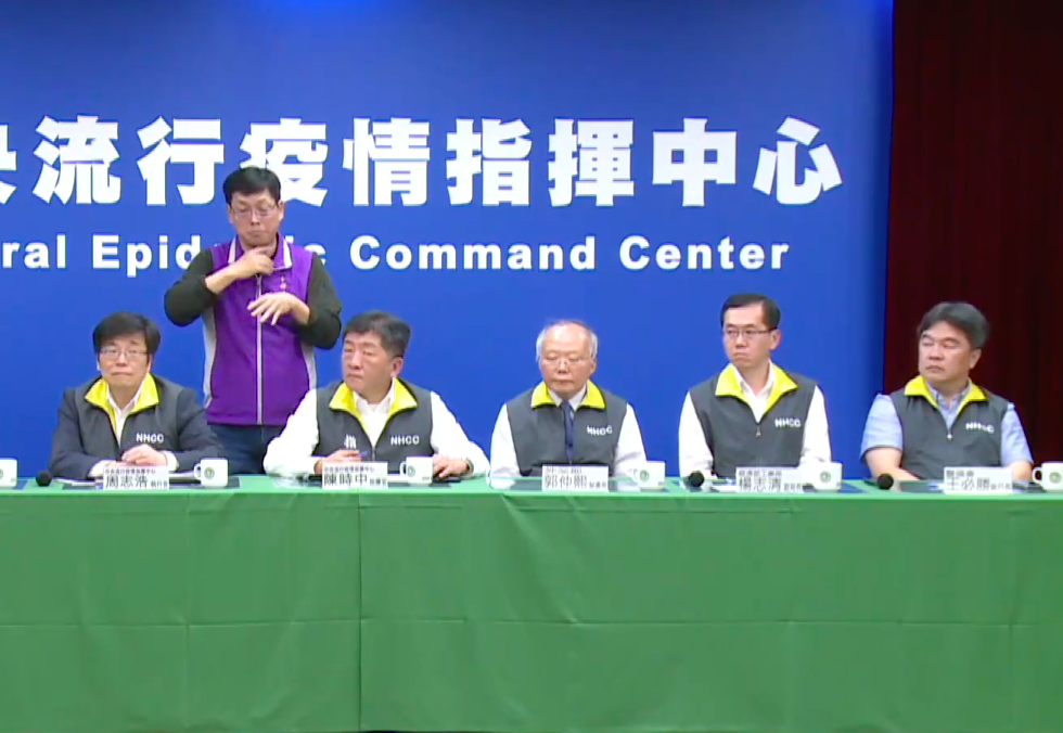 中央流行疫情指揮中心今（13）日召開記者會說明新型冠狀病毒最新疫情 圖：擷取自疾管署直播畫面