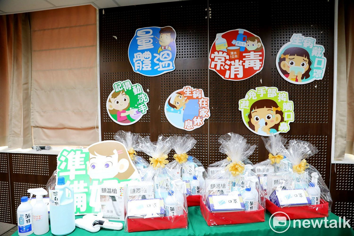 教育局展示各項校園防疫用品。 圖：黃博郎／攝