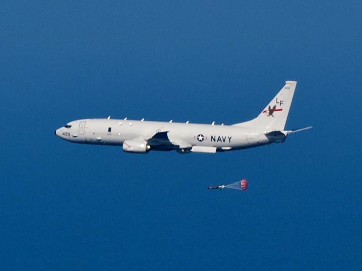 2013年一架隸屬於美國海軍第16「戰鷹」巡邏中隊(Patrol Squadron Sixteen "War Eagles", VP-16)的P-8A正在投擲反潛魚雷。 圖：翻攝維基百科（資料照）