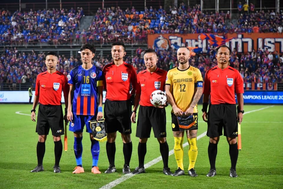 陳家豪(左起)、泰港FC隊長、第四裁判HO WAI SING、游銘訓、Ceres–Negros隊長、郭展佑。 圖／中華足協提供
