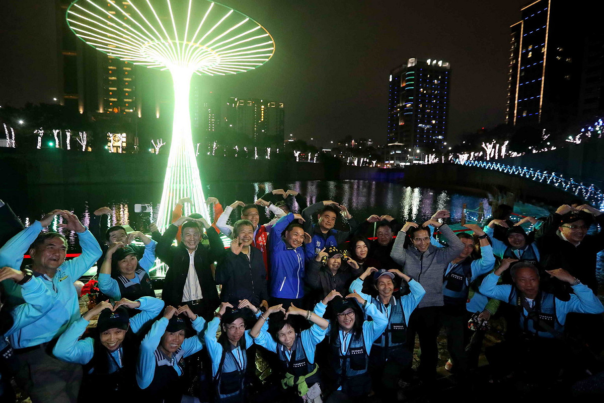 侯友宜、市議長蔣根煌及地方民代等人，邀大家到中港大排的浪漫光雕中，過西洋情人節。 圖：新北市水利局/提供