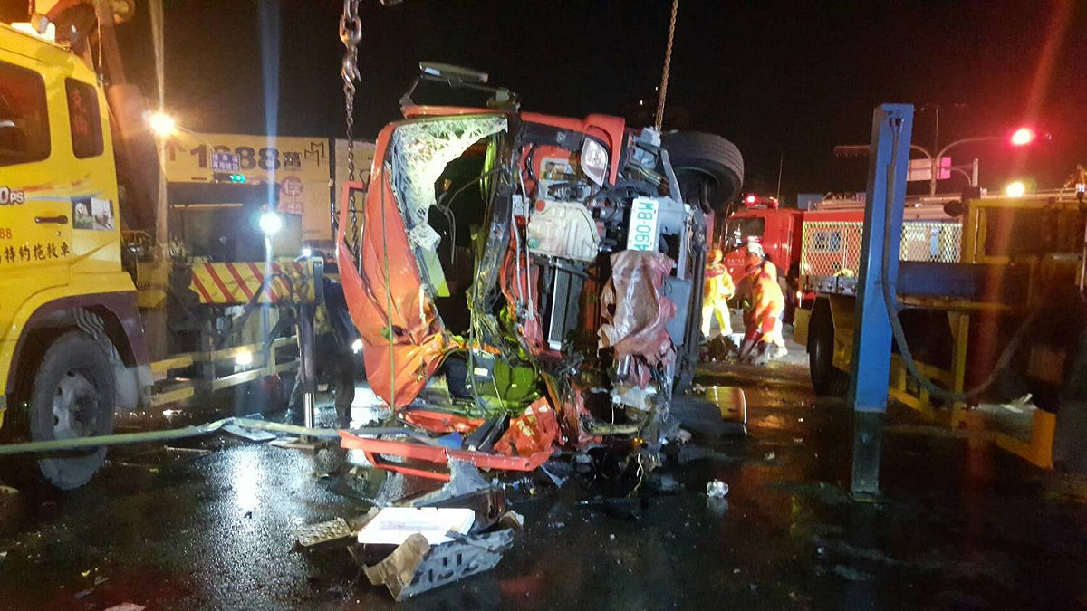 高雄市消防局鳳祥分隊水箱車13日晚間出勤被撞翻，車輛90度翻覆，車內5名消防員當場受到輕重傷。 圖：翻攝自高雄市消防局