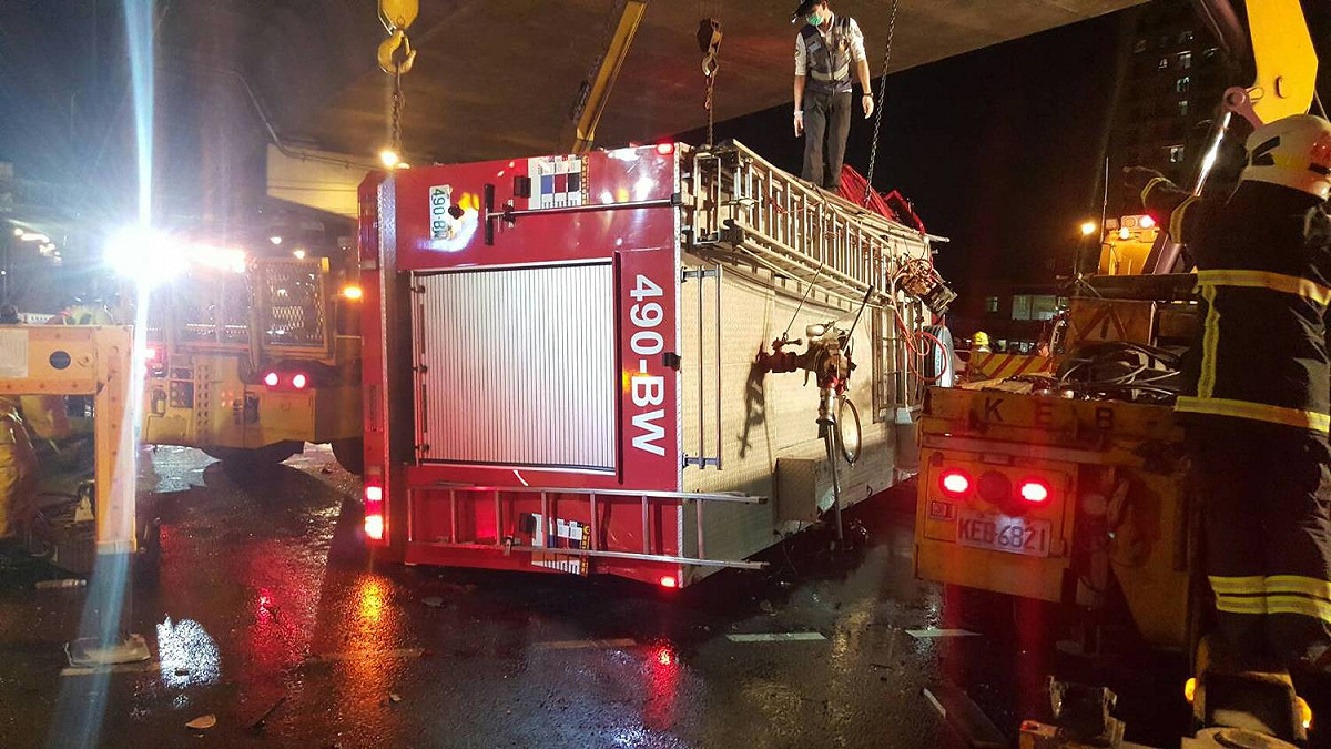 高雄市消防局水箱車90度翻覆，可見撞擊力道之大。 圖：翻攝自高雄市消防局