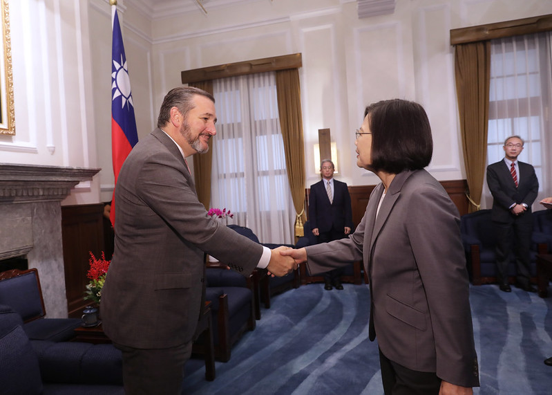 一向挺台的美國參議員克魯茲（左）2019年10月率團訪問台灣，獲總統蔡英文接見，返美後不久，就力推「台灣主權象徵法案」。 圖：翻攝自總統府（資料照）