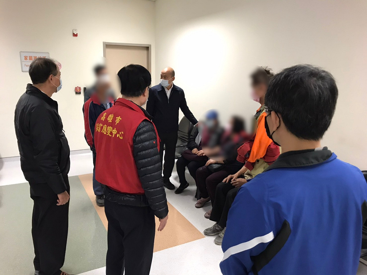 高雄市長韓國瑜(中)趕赴醫院慰問出事的消防局同仁家屬。 圖：高雄市政府/提供