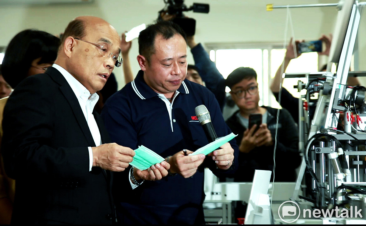 行政院長蘇貞昌視察口罩生產工廠。 圖：林昀真/攝
