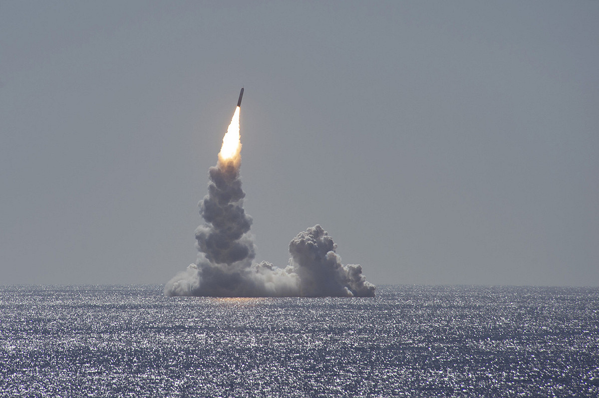 美軍「緬因號」核動力潛艦(SSBN-741)試射「三叉戟II型彈道飛彈」。 圖：翻攝環球網