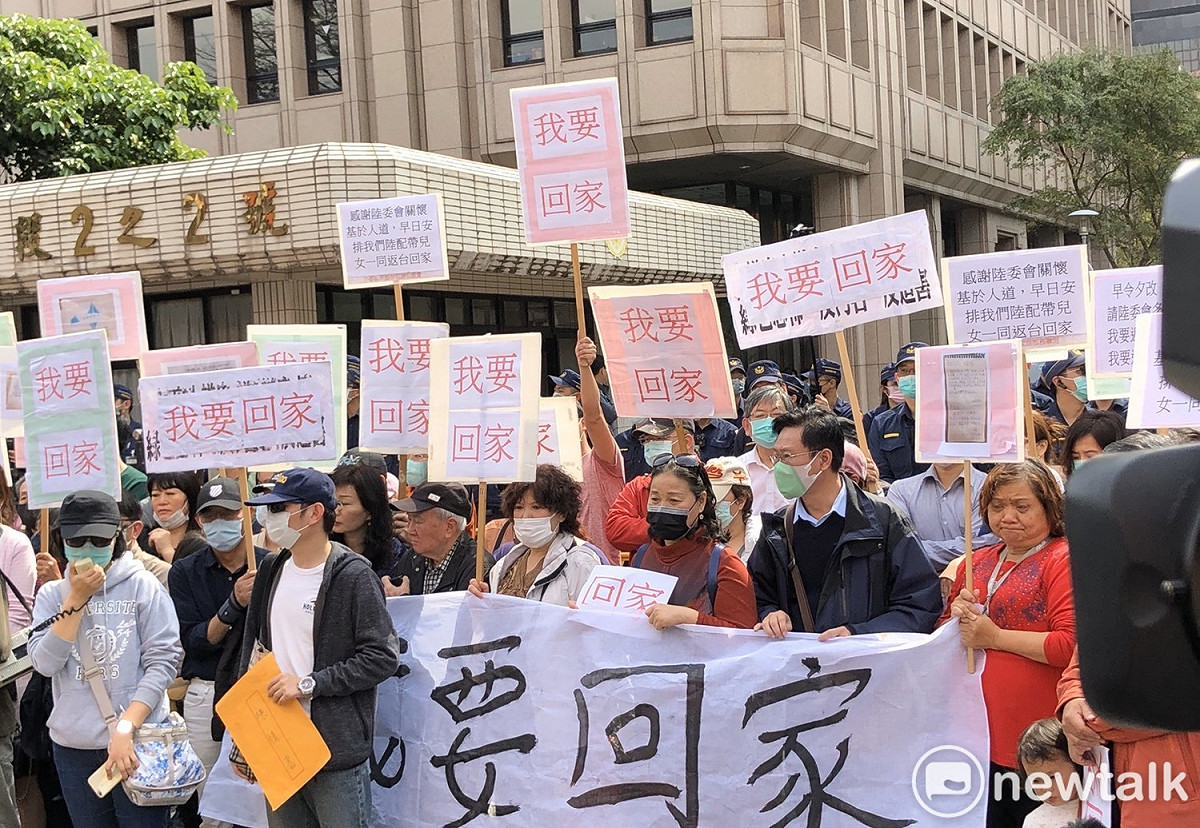 多達30多位左右的民眾到陸委會所在大樓的樓下陳情，高喊「我要回家」的口號，希望政府能再度啟動包機讓他們滯留在武漢的家人可以回家。 圖：謝莉慧/攝（資料照片）