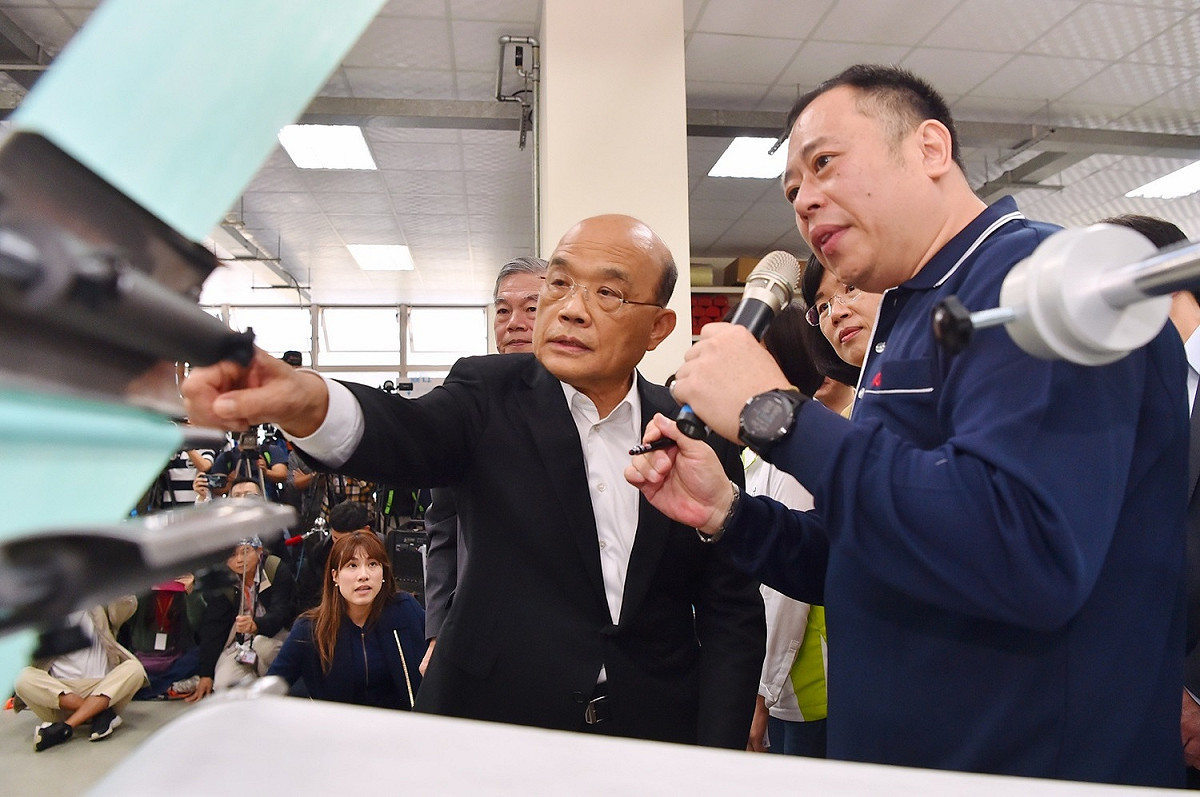 行政院長蘇貞昌今（14）天上午到新北視察口罩設備生產新機組。 圖：行政院提供