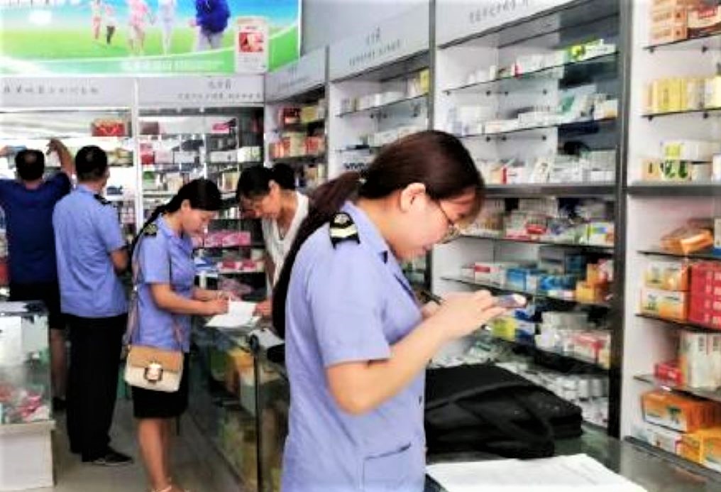 口罩供不應求，為防止有黑心廠商隨意哄抬價格，中國多地市場的監管部門經常派人視察。 圖：翻攝自微博