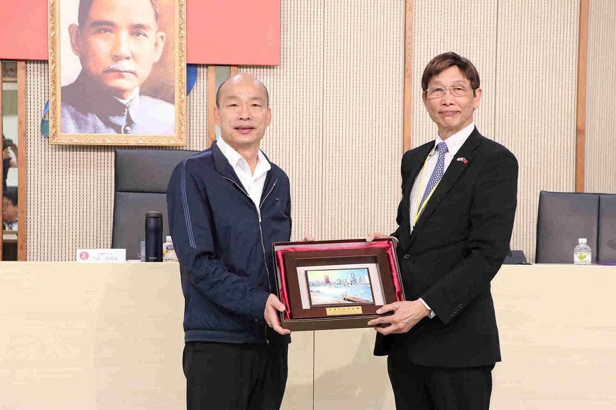 韓國瑜(左)與日本台灣商會聯合總會總會長河道台互贈紀念品。 圖：高雄市政府/ 提供