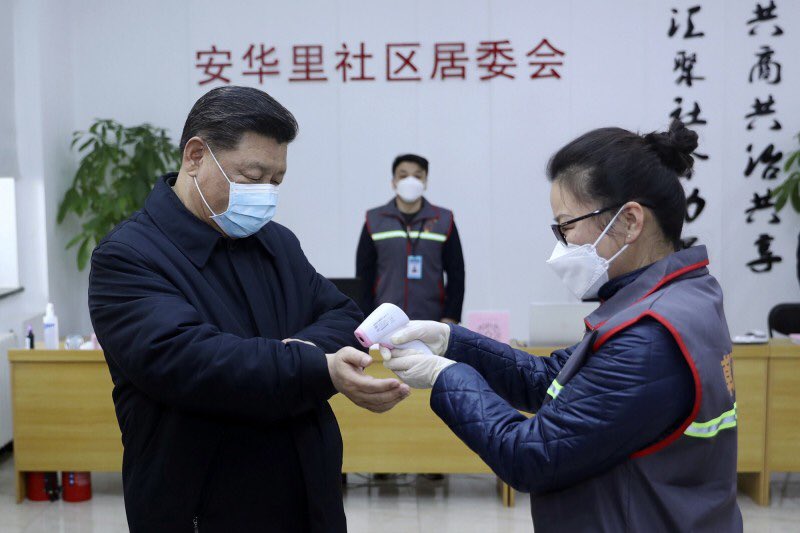醫護人員用額溫槍測量習近平的體溫。 圖：翻攝自推特