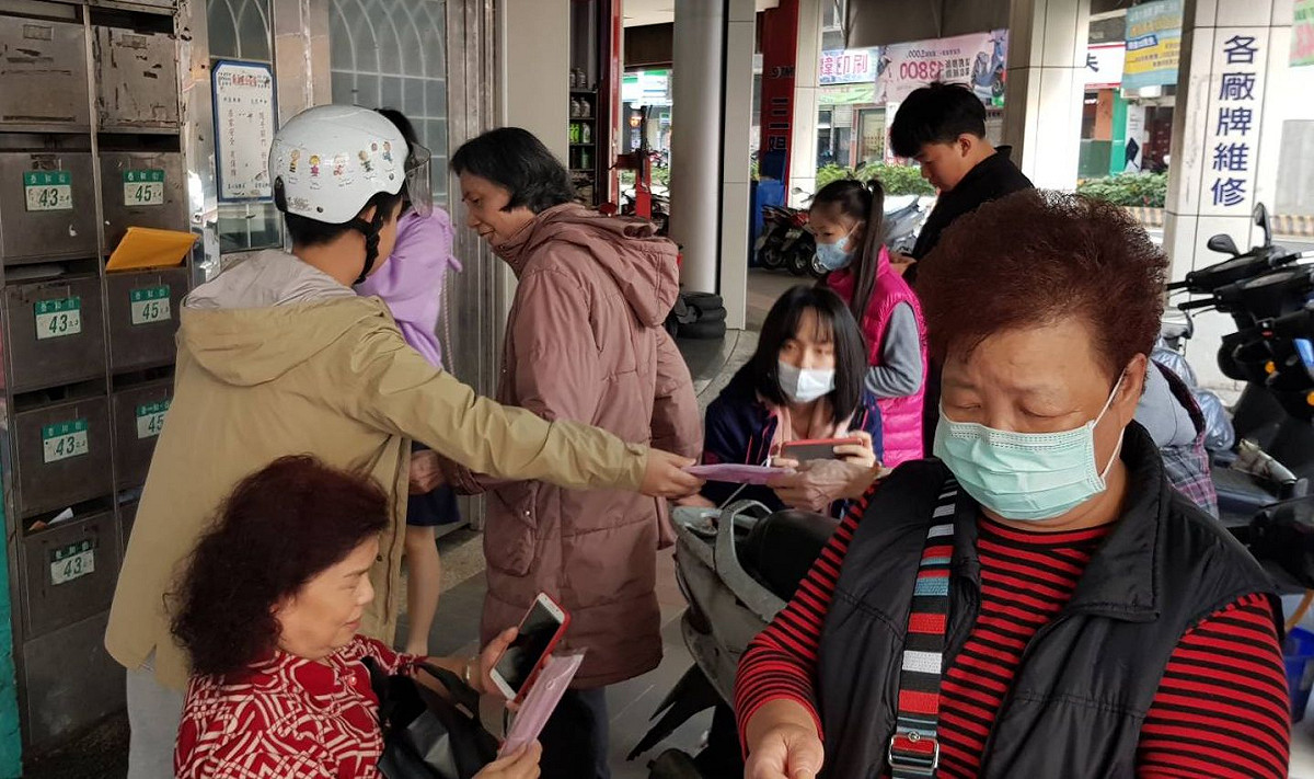 李清松昨帶家人在中和區發送口罩給民眾。  圖：李清松/提供