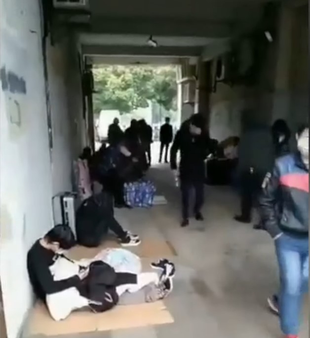昆山市禁令嚴禁將房屋出租給來自湖北的民眾，導致許多工人無家可歸。 圖：翻攝自Youtube