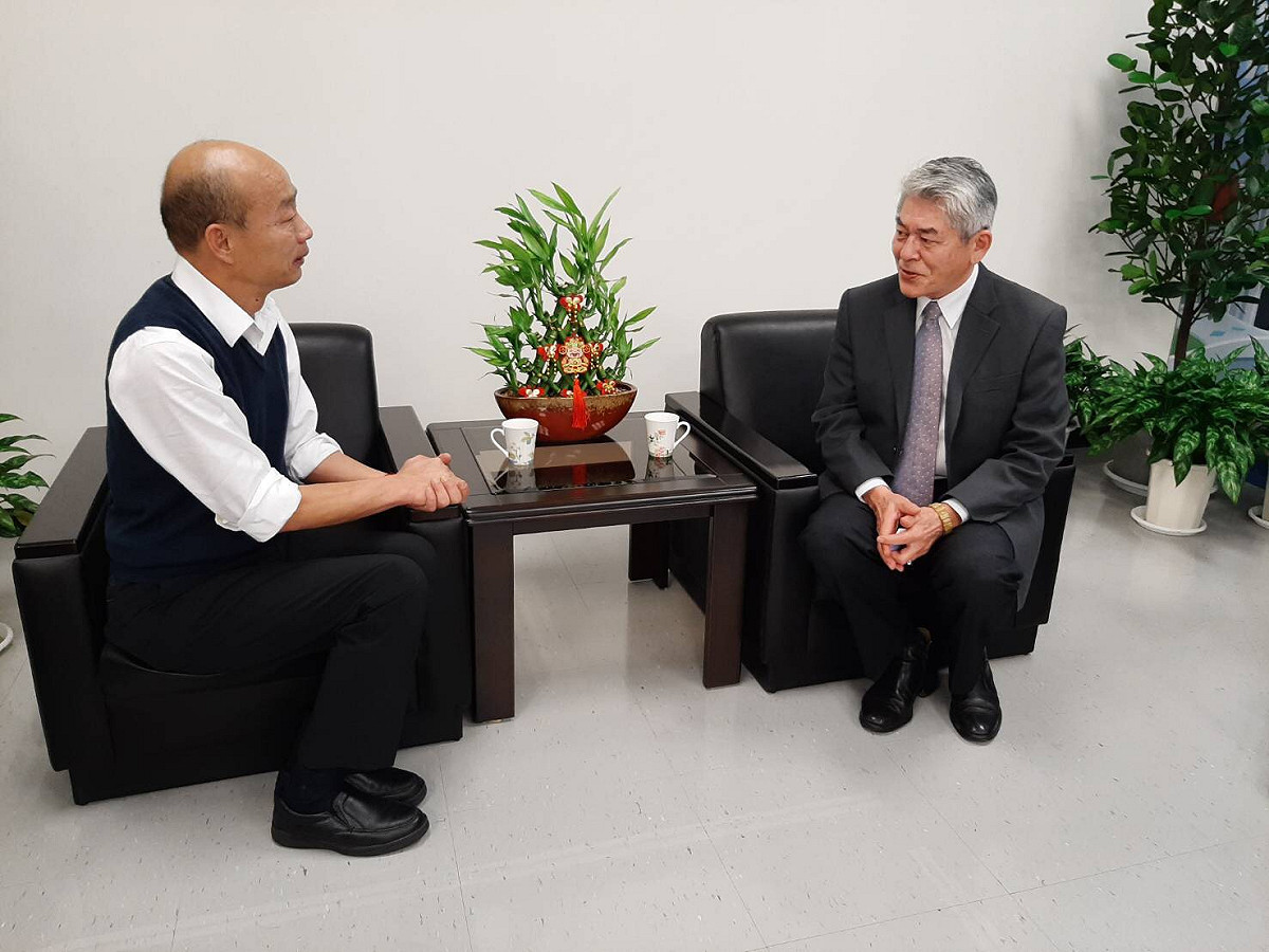 內政部空勤總隊總隊長井延淵(右)感謝韓國瑜協助直升機棚廠施工順利。 圖：高雄市政府/提供
