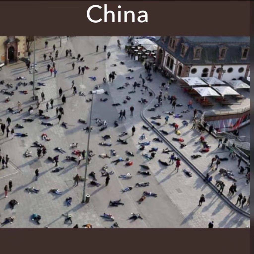 一張在LINE轉傳的照片，據稱是武漢的空拍照，整條街都是屍體，景象相當駭人。然而，經過查證後，該照片是2014年在德國的行為藝術空拍照。 圖：翻攝自微博