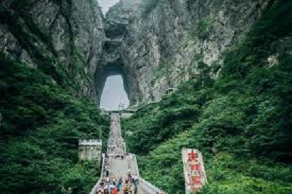 日前在中國湖南省張家界市新增1例確診病例。不料當地疾控中心的一名科長李文傑竟由於害怕被感染，而臨陣脫逃，帶著家人搭機前往泰國。圖為天門山。 圖 : 翻攝自zjj-xmy.com