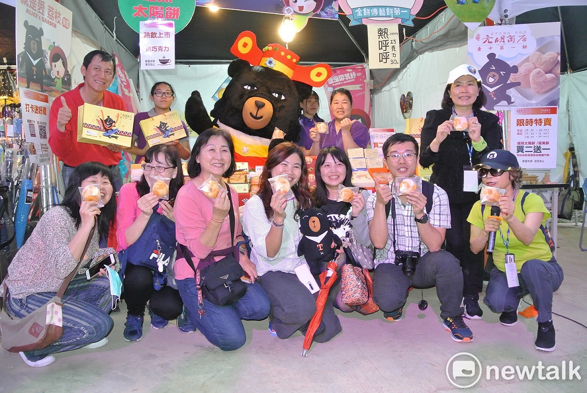 喔熊送給粉絲們元明商店的「喔熊」太陽餅。 圖：唐復年/攝
