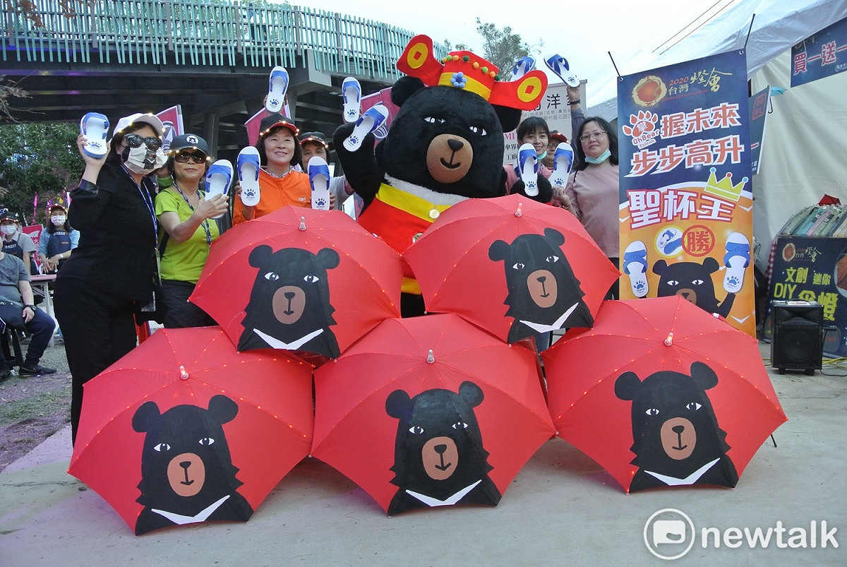 富雨洋傘公益攤位販售喔熊系列男傘及喔熊LED燈會限定傘。 圖：唐復年/攝