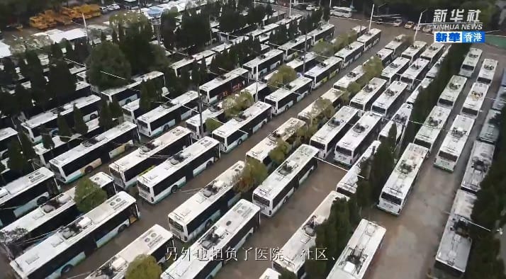 中國疫情最嚴重的武漢市為了全力打好疫情防控阻擊戰，8000餘輛公交車全面停運，進行消毒。 圖：翻攝新華香港臉書