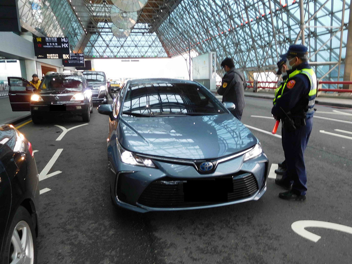 監理單位在桃園機場查獲未經核准的自用車輛載客收費。 圖：臺北區監理所提供