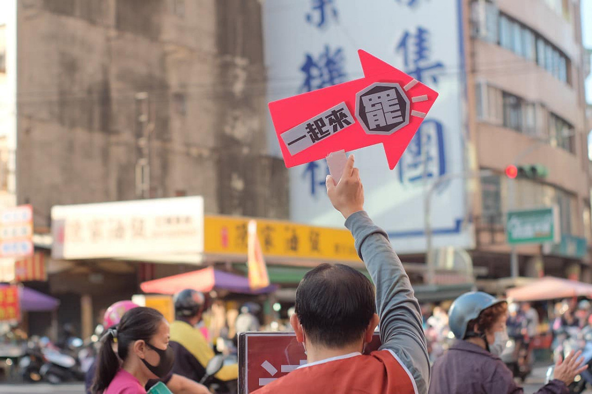 罷韓連署第二階段如火如荼進行中，目前連署人數已衝破30萬，引起外界熱議。 圖：翻攝自台灣基進臉書