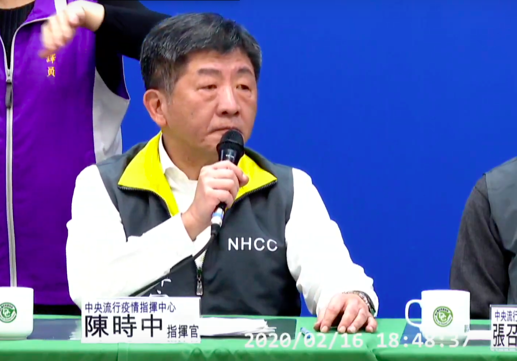 疫情中心指揮官陳時中今天證實，台灣已出現社區感染，將積極疫調找出感染源、有無社區流行等，不排除公布個案住家。  圖：擷取自疾管署直播畫面(資料照)