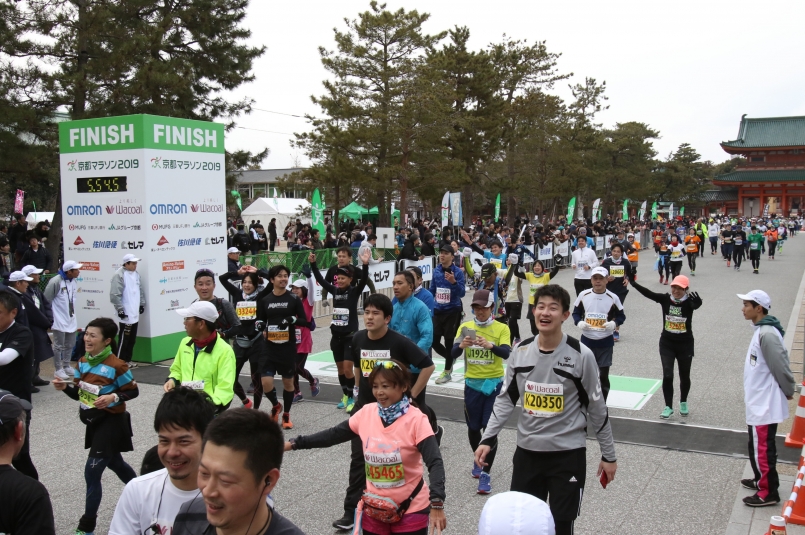 京都馬拉松（Kyoto Marathon）今（16）日開跑，因應武漢肺炎疫情的快速傳播，主辦單位事前曾呼籲中國參賽者盡量放棄並退賽；不過有28名選手不接受請求，參加比賽。圖為2019年東京馬拉松比賽。 圖：取自運動筆記