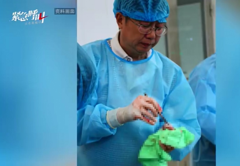 中國同濟醫學院法醫學系教授劉良16日連續解剖第1、2具武漢肺炎死者遺體，進行病理取樣。 圖：翻攝自中國微博影片