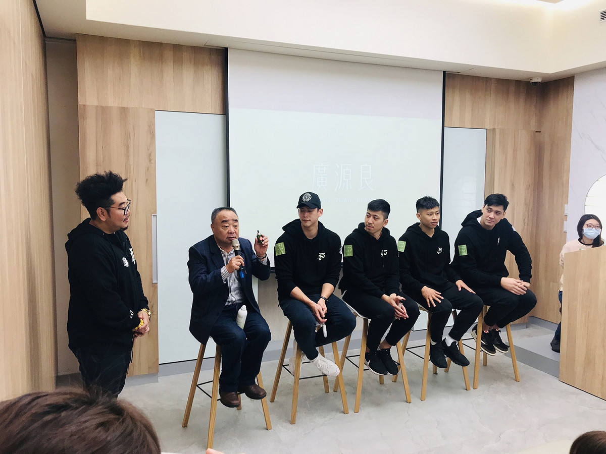 廣源良董事長施仲廣（左二）長期贊助職籃，田壘等球星以實際行動回饋。 圖：廣源良/提供