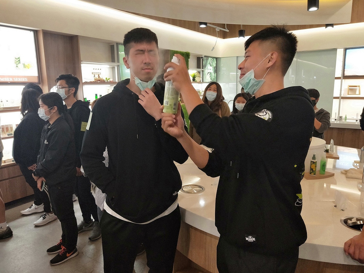 球星們互噴保養品。 圖：廣源良/提供