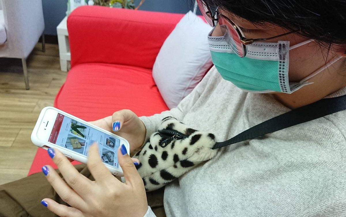 肺炎疫情使網購蔚為風潮，但專家發現，最近出現以「商品到貨」為名的詐騙簡訊，呼籲民眾務必提高警覺。圖為使用網購示意圖。 圖：新頭殼資料照
