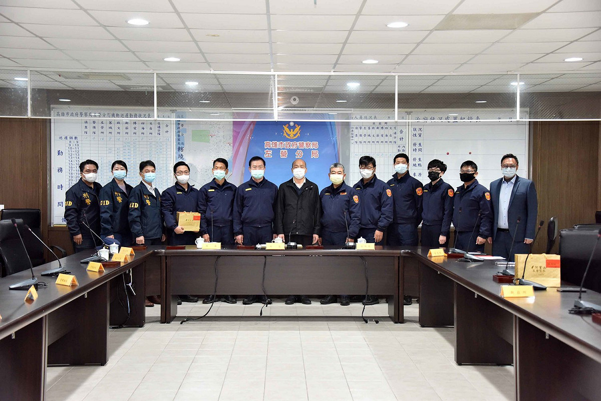 韓國瑜(中)前往左營警分局慰勉員警春節快速破案。 圖：高雄市政府/提供