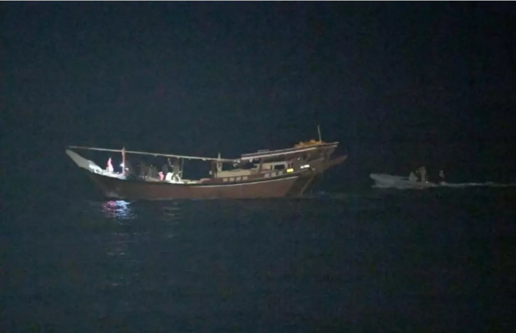 美國海軍在中東海域執行海上安全任務時，查獲了一艘單桅帆船。 圖：翻攝自微信