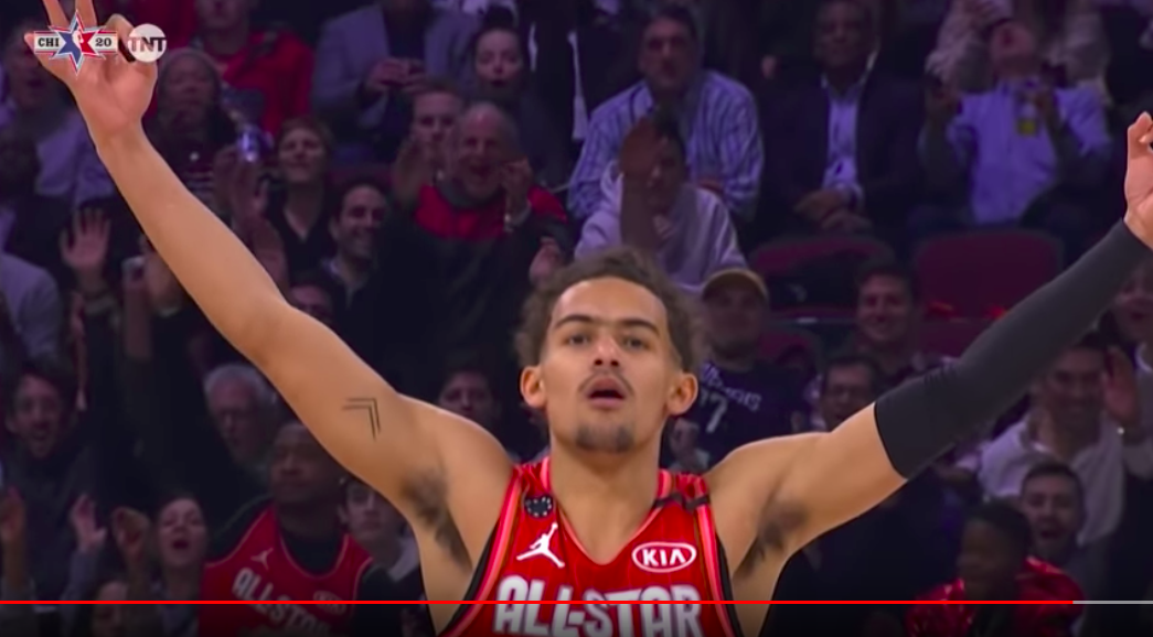 Trae Young投進超大號半場三分球。 圖：擷取自youtube影片
