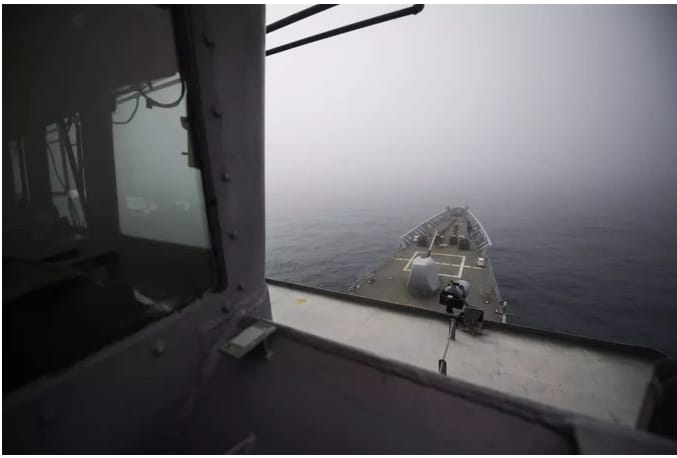 美國軍艦「錢瑟勒斯維爾」號，從艦橋俯瞰艦首。 圖：翻攝自美國防部官網