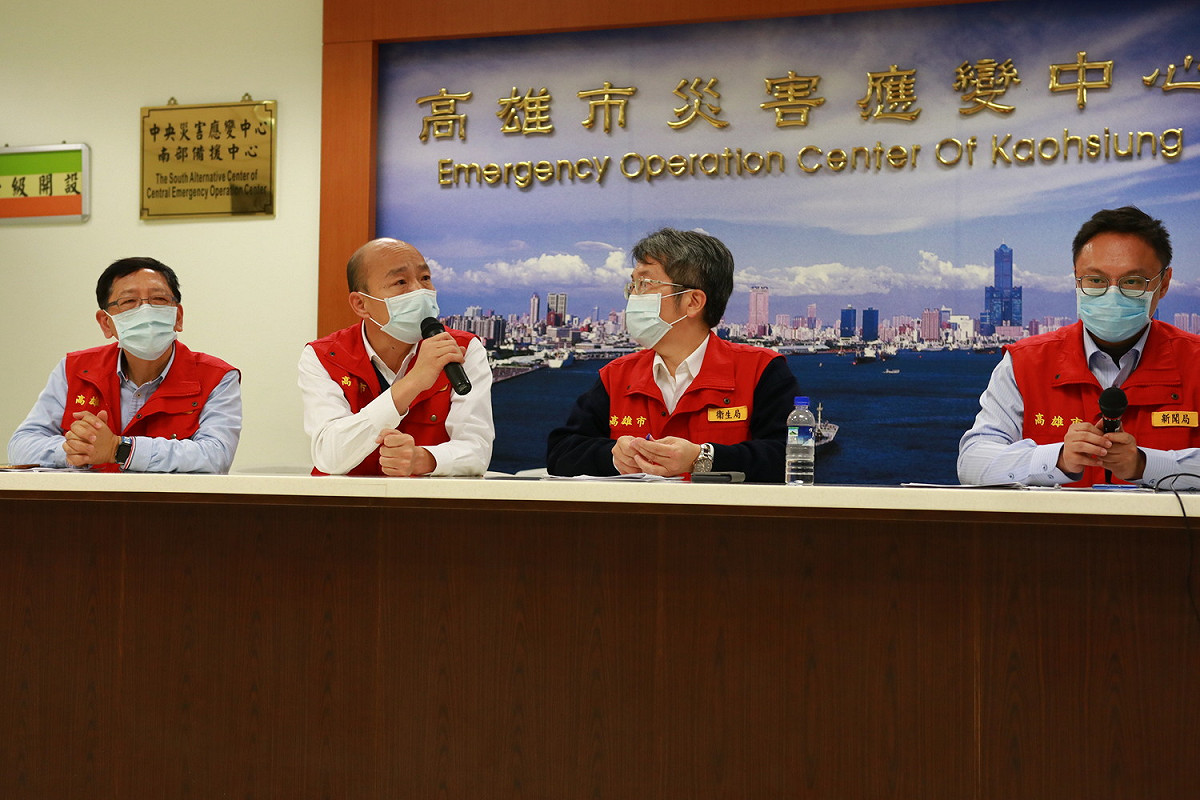 韓國瑜(左二)主持高市疫情指揮中心第8次應變會議。 圖：高雄市政府/提供