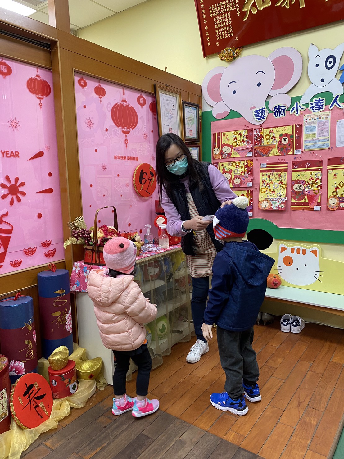 新北市籲家長讓女子入校園前先量測體溫。  圖：新北市教育局／提供