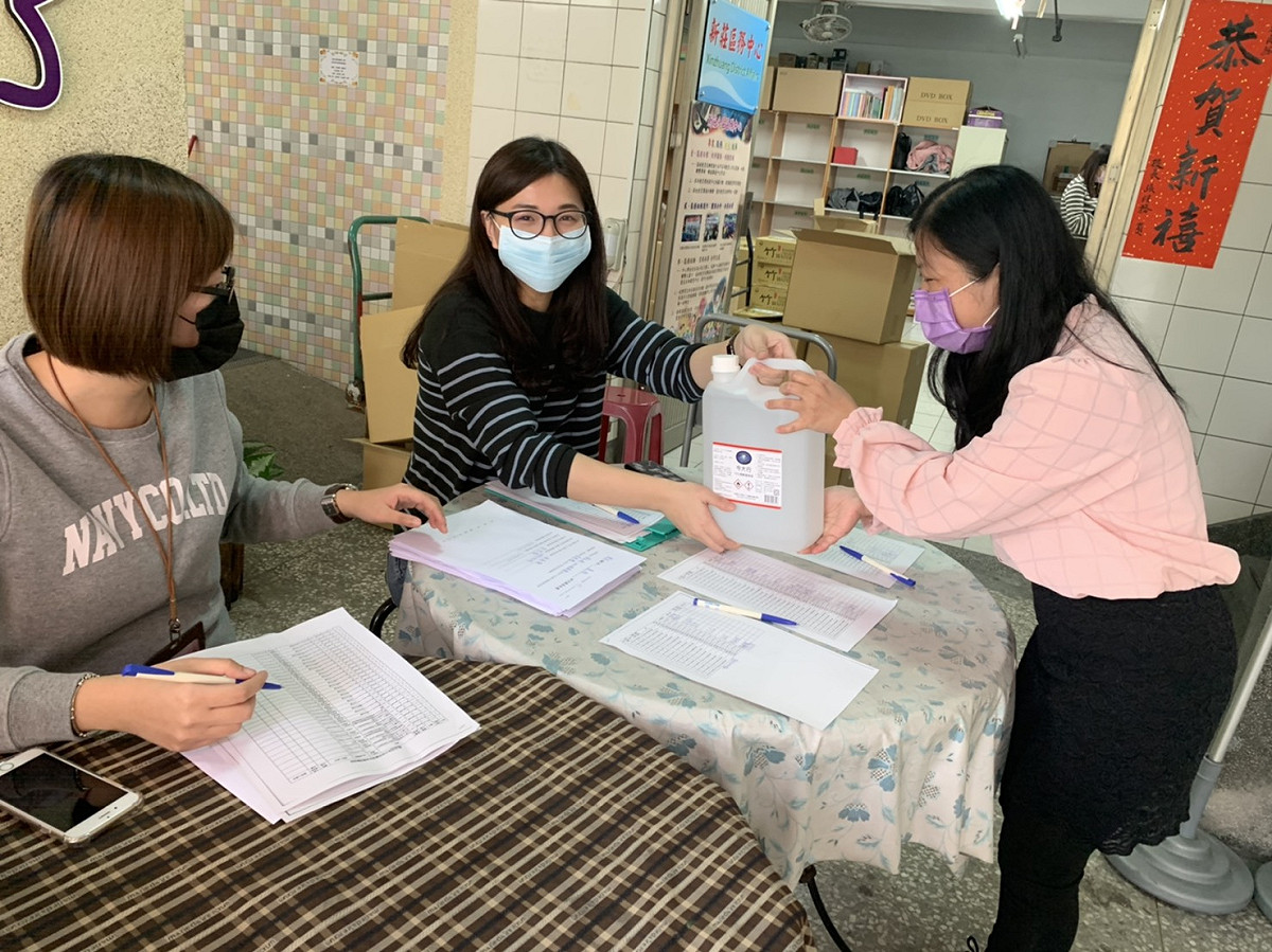 私立幼兒園防疫物資到位，新北市協助教育部發放酒精。 圖：新北市教育局／提供