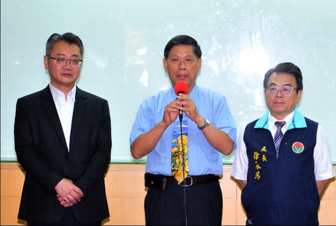 新竹縣教育處長劉明超（左一）。 圖：翻攝清華大學臉書專頁