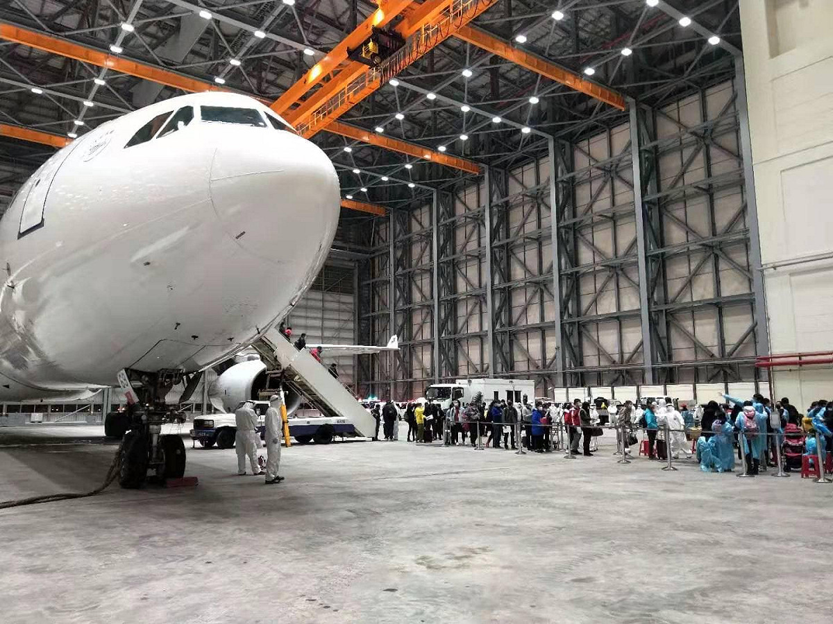 滯留武漢台商搭包機返台。  圖：翻攝自爆料公社臉書（資料照）