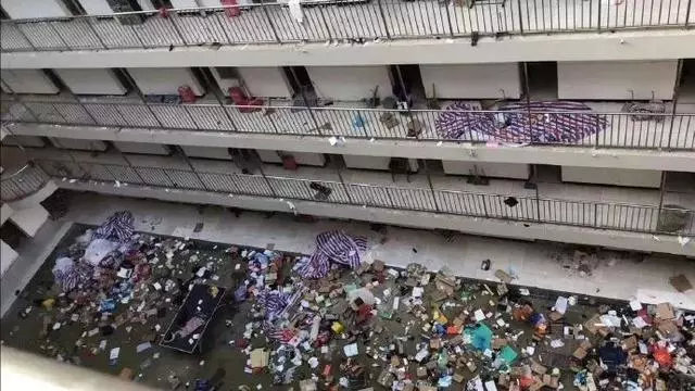 武漢徵用部分學校宿舍作為病患隔離的臨時病院，卻傳將學生物品如垃圾粗暴扔下。 圖：翻攝俠客島微信公眾號