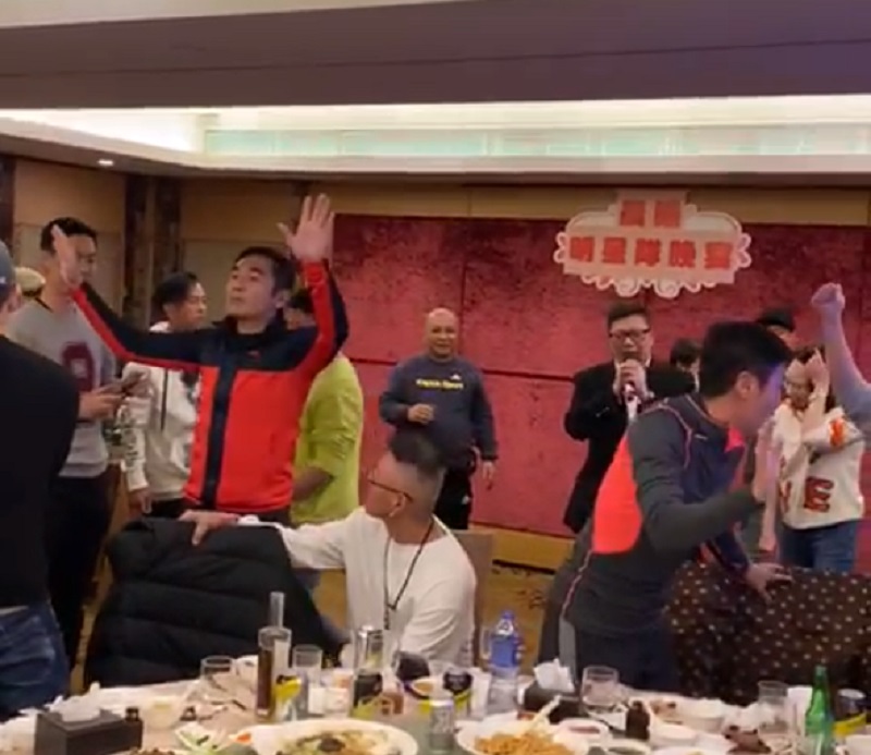 近日網路上流傳一段影片，內容是香港明星足球隊上週日與警隊切磋球技後舉行晚宴，一群人又是唱歌又是敬酒，口沫橫飛，公然違反防疫規定，引來中國與香港網友撻伐。 圖：取自《立場新聞》影片截圖